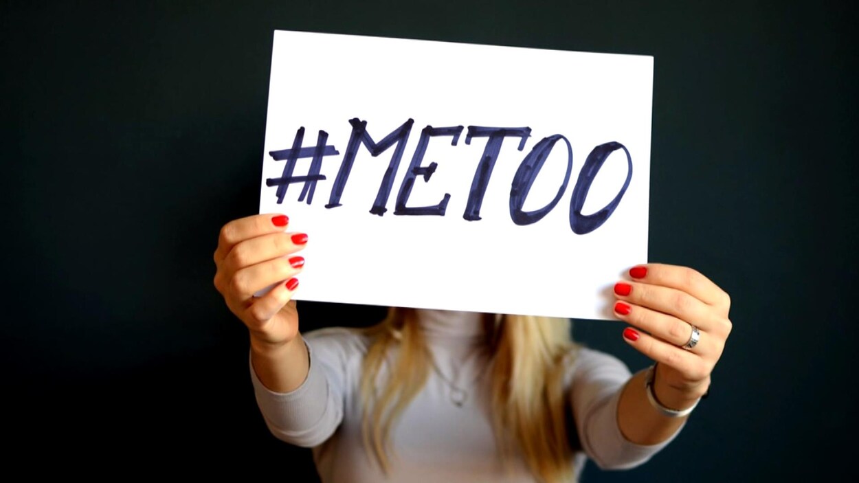 Une affiche #MeToo (#MoiAussi) remplace la tête d'une femme Une affiche #MeToo (#MoiAussi) remplace la tête d'une femme