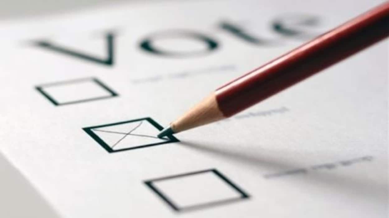 La pointe d'un crayon près d'un x, tracé dans une des cases d'un bulletin de vote générique