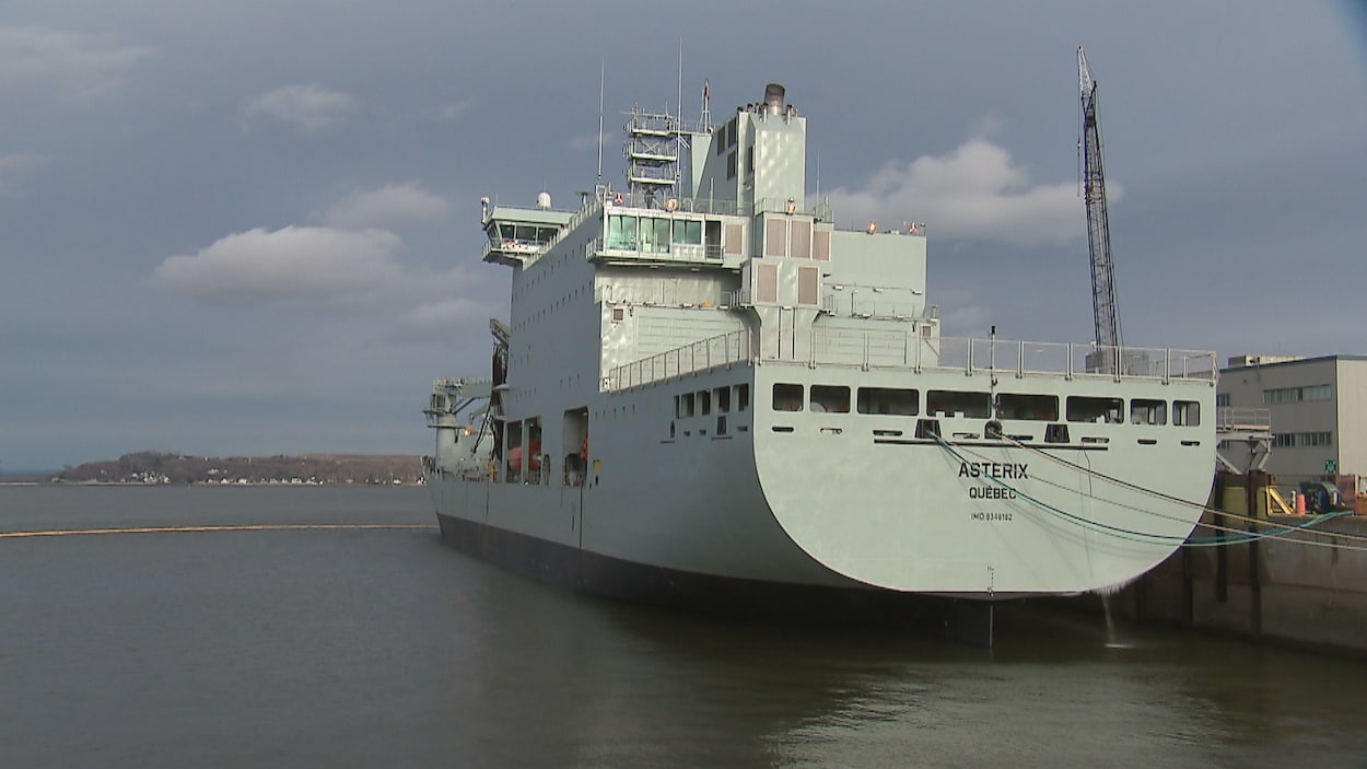 Le bateau de ravitaillement Astérix construit par le chantier naval Davie