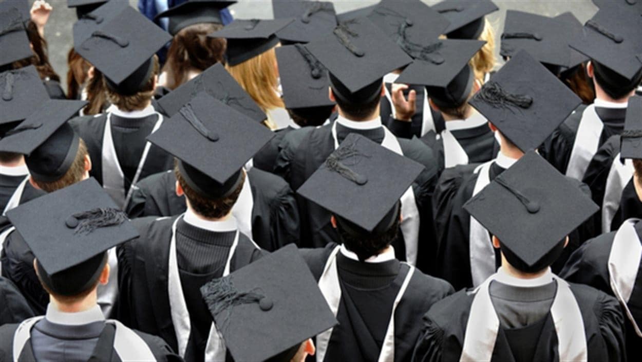 Des étudiants portant le chapeau de remise de diplôme