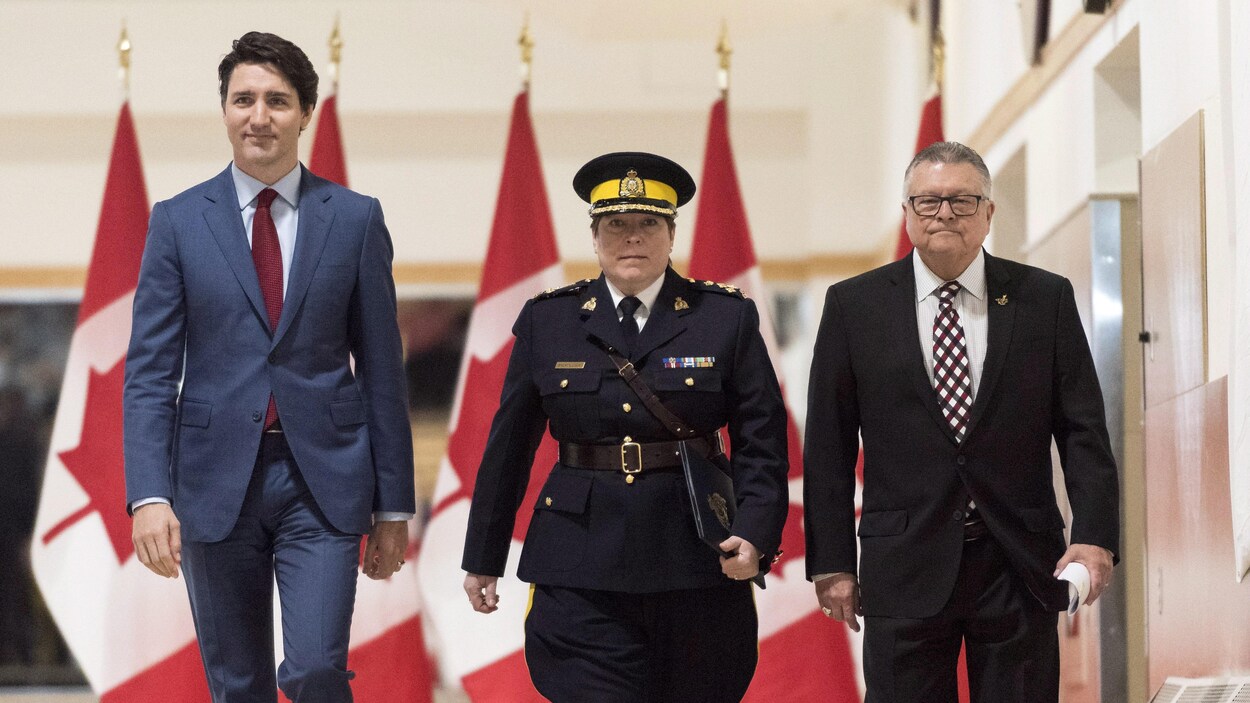 Justin Trudeau (à gauche), Brenda Lucki (au centre) et Ralph Goodale (à droite).