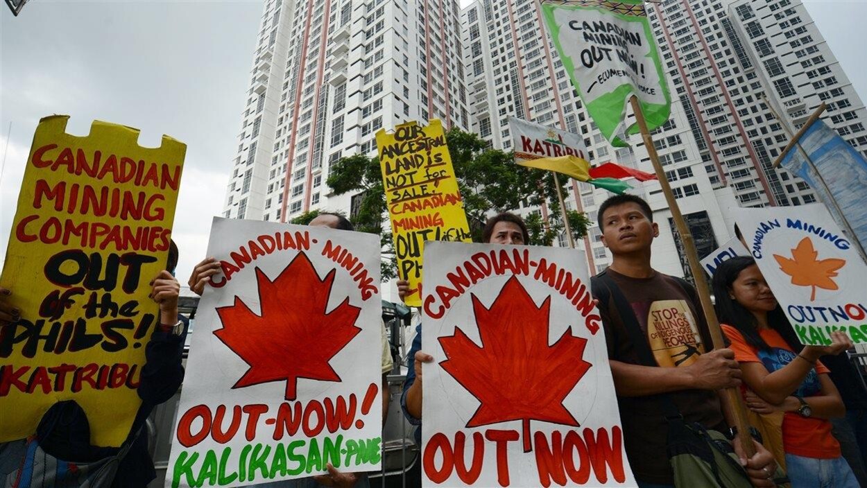 Des Philippins manifestent contre des compagnies minières canadiennes
