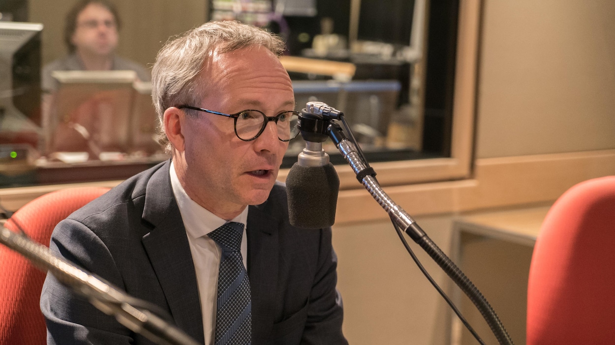 Le ministre Martin Coiteux au micro de Michel C. Auger Le ministre Martin Coiteux au micro de Michel C. Auger
