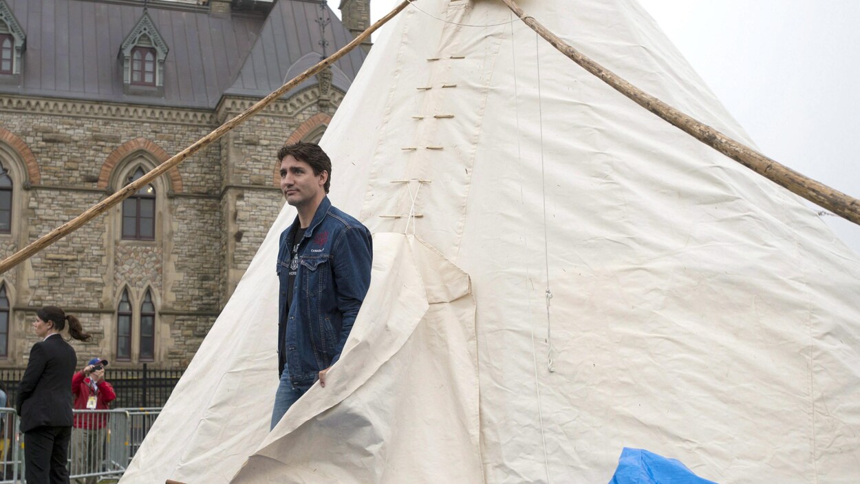 Le premier ministre du Canada, Justin Trudeau, a rencontré des manifestants autochtones dans leur tipi, le 30 juin dernier.