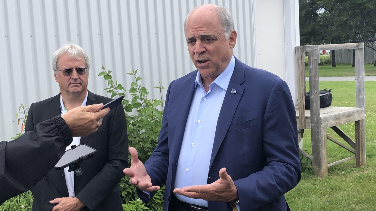Pierre Dufour répond à la question d'un journaliste.