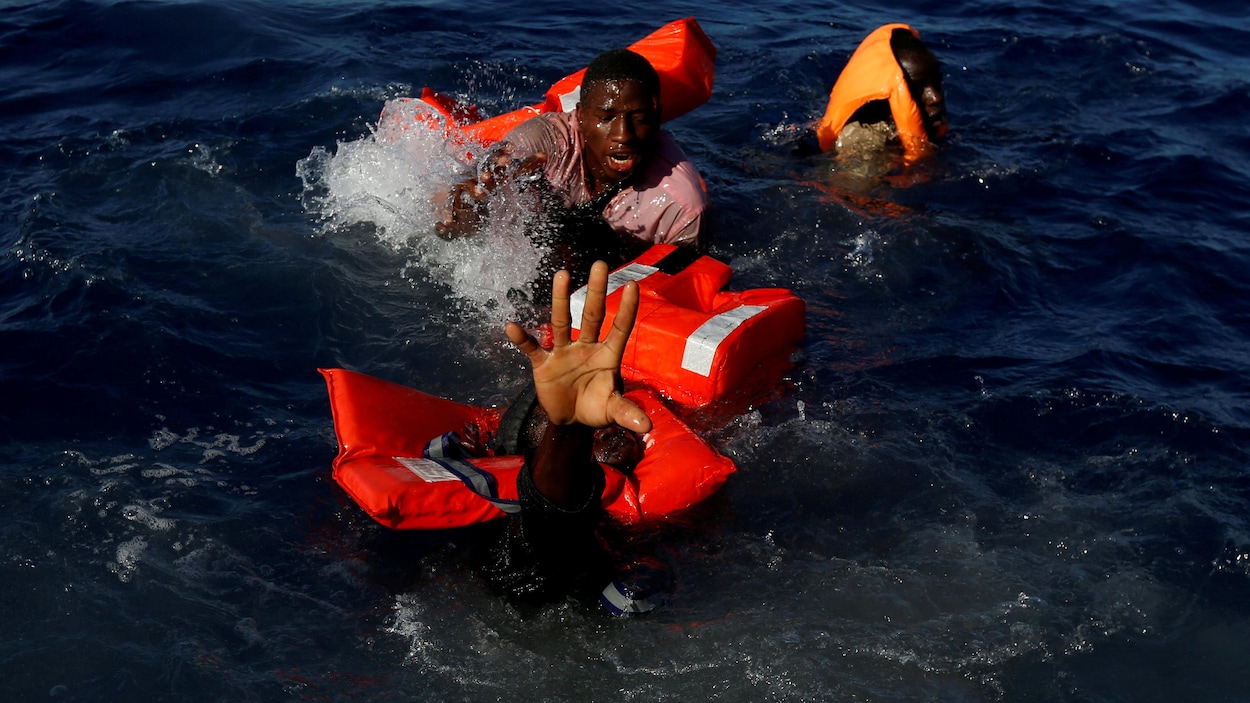 Des migrants tentent de rester à flot après être tombés de leur embarcation de fortune fabriqué en caoutchouc. Des migrants tentent de rester à flot après être tombés de leur embarcation de fortune fabriqué en caoutchouc.