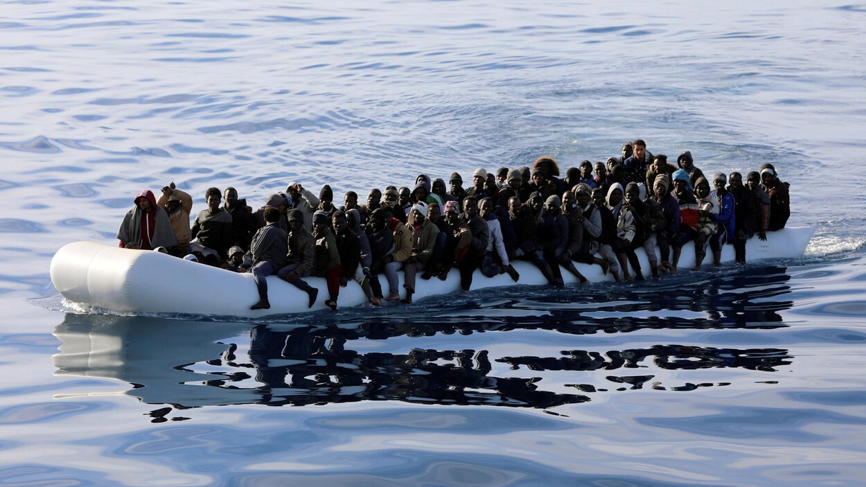 Des migrants sur une embarcation pneumatique Des migrants sur une embarcation pneumatique