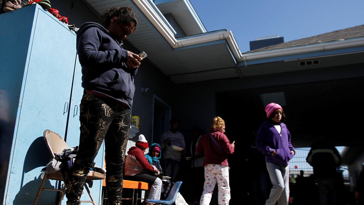 Des demandeurs d'asile venus d'Amérique centrale attendent une réponse des autorités américaines dans un refuge de Tijuana, au Mexique.