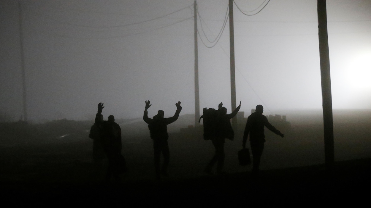 Un groupe de migrants africains traverse la frontière canado-américaine près d'Emerson, au Manitoba.