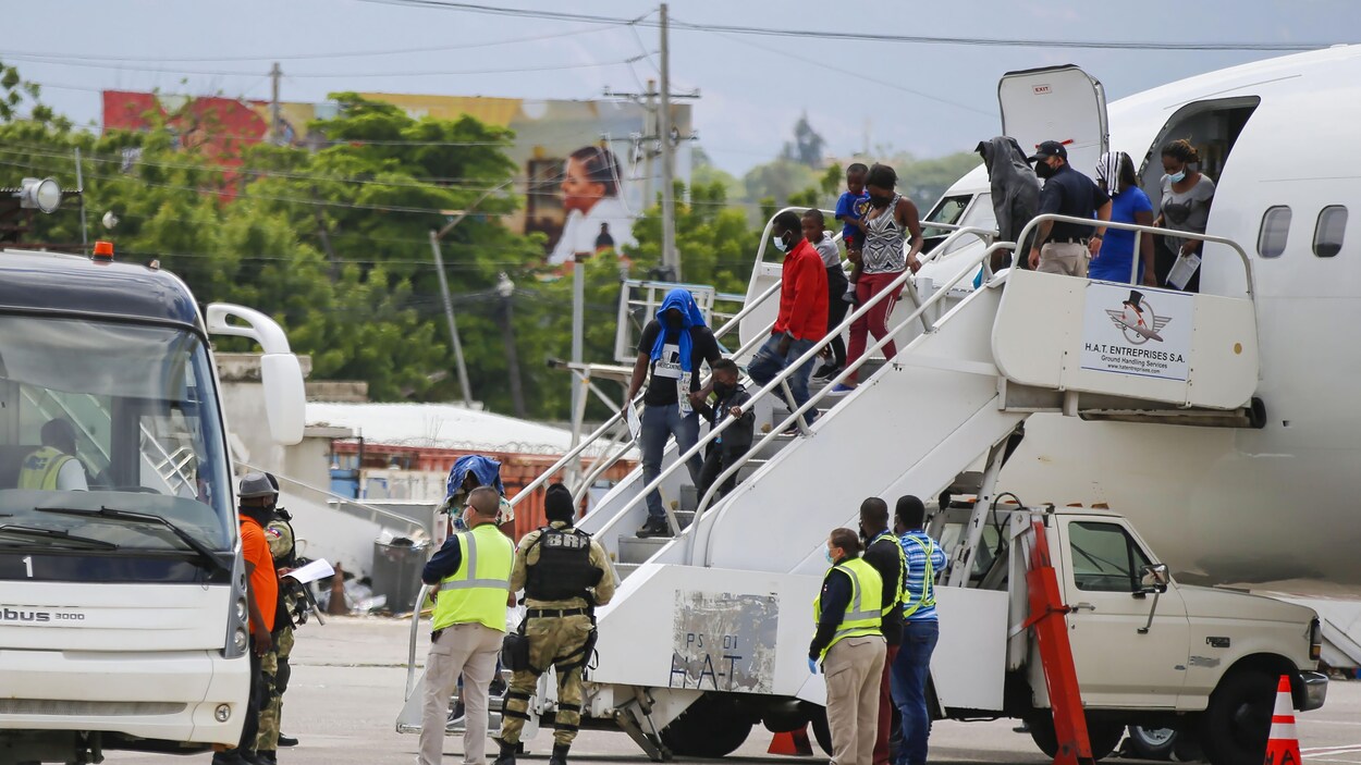 des migrants haitiens campant au texas expulses vers port au prince radio canada ca