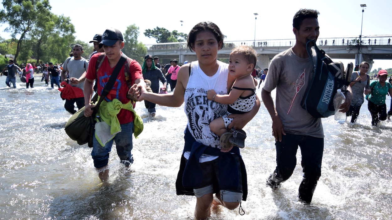 Des migrants, faisant partie d'une caravane en route vers les États-Unis, traversent le fleuve Suchiate de Tecun Uman, au Guatemala, à Ciudad Hidalgo.