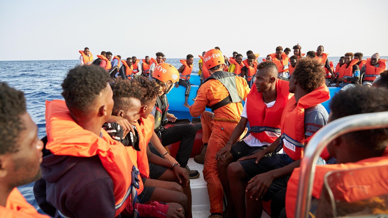 Des migrants sont évacués d'une embarcation pneumatique par l'équipage d'un bateau de sauvetage Alan Kurdi à environ 34 milles de la côte libyenne.