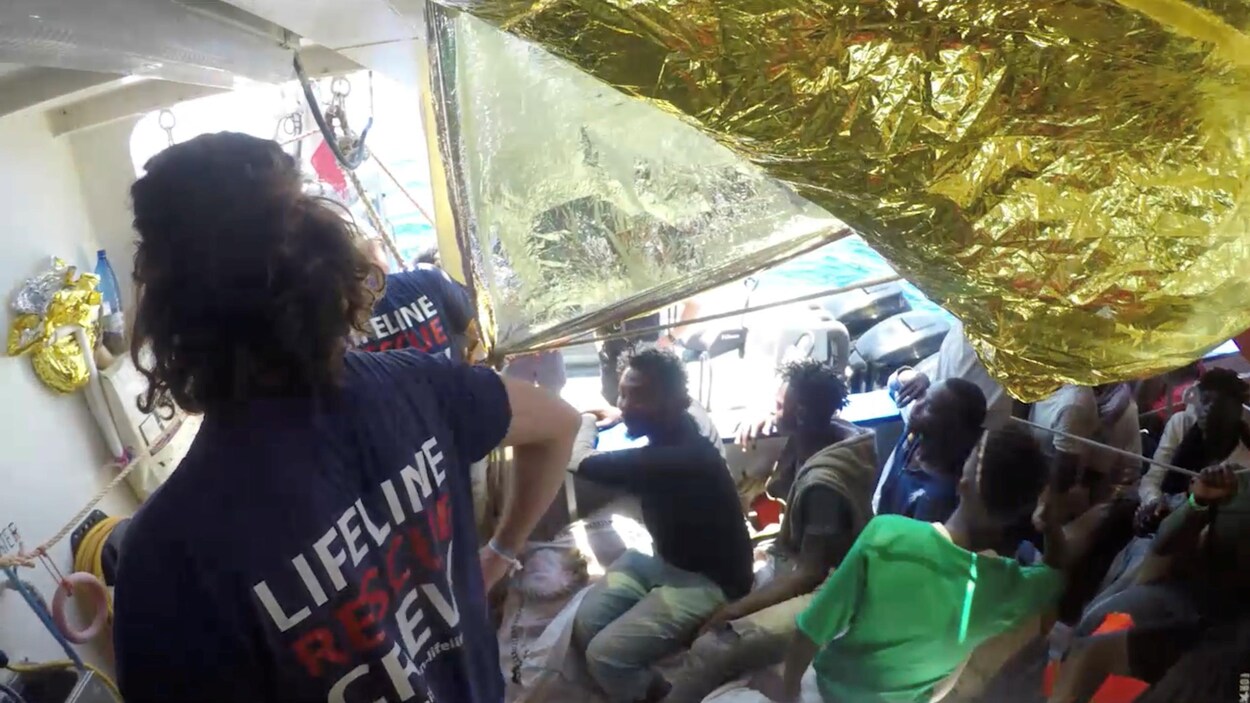 Des passagers rescapés à bord d'un navire d'aide humanitaire.