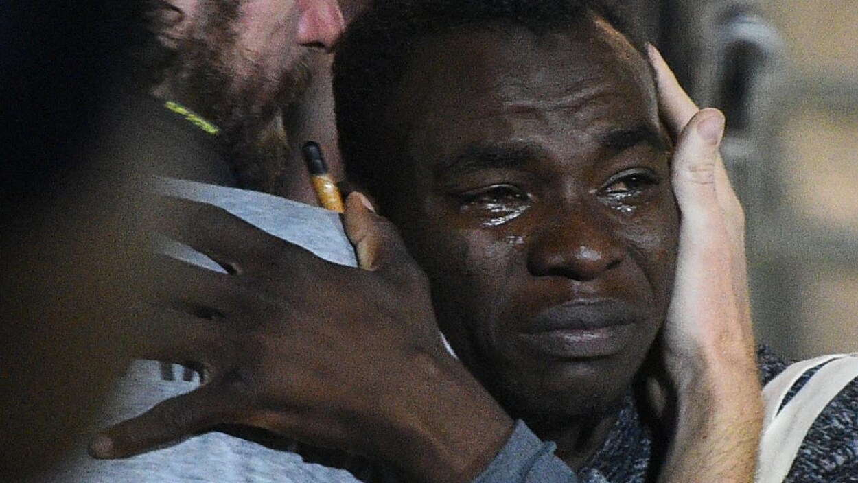 Il a les larmes aux yeux.