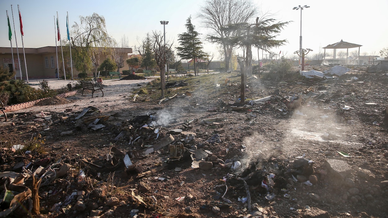 Des débris du vol 752 éparpillés au sol, en Iran.