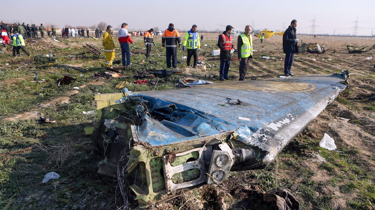 Un bout d'aile d'avion repose sur le sol.