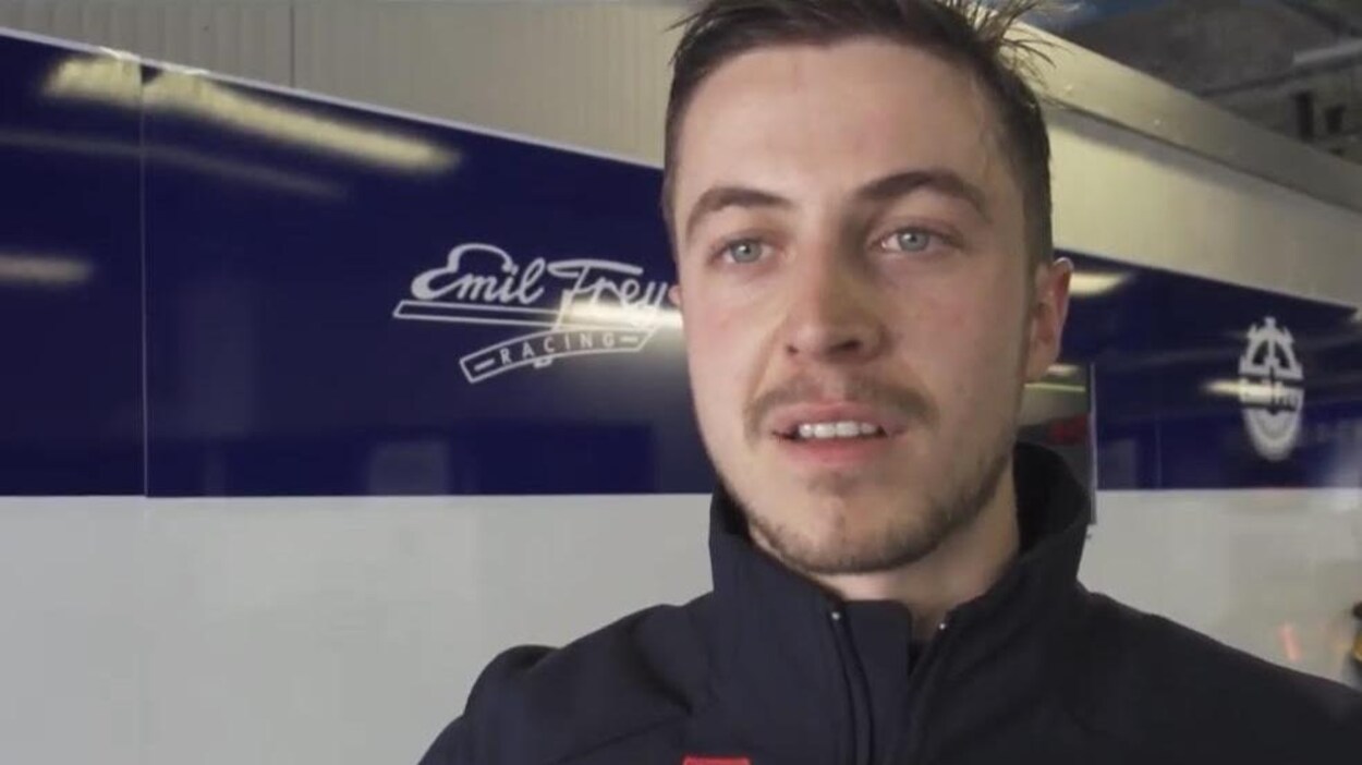 Le pilote automobile Mikaël Grenier regarde la caméra