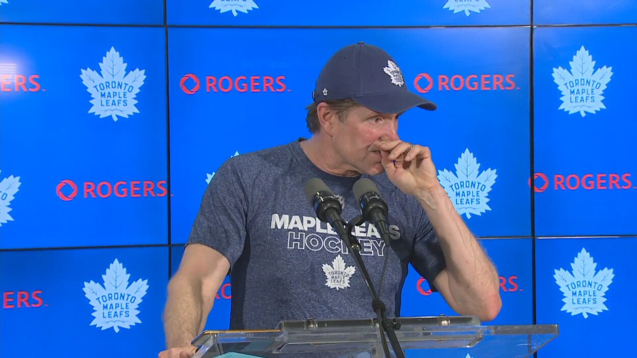 Mike Babcock, entraîneur des Maple Leafs de Toronto peine à retenir ses larmes.