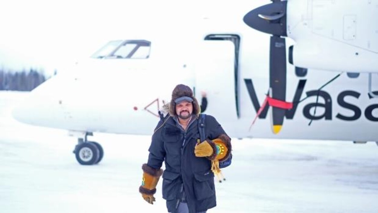 Le Dr Mike Kirlew à la sortie de l'avion, pendant l'hiver.