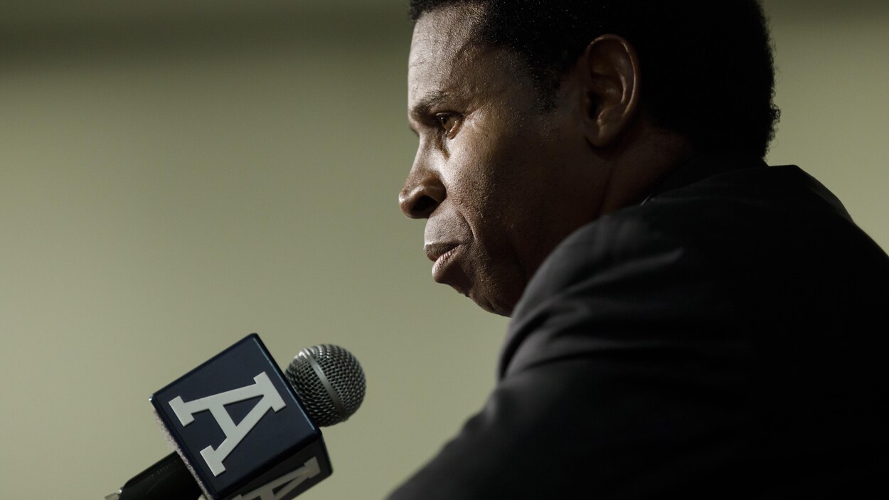 Mike Clemons à une conférence de presse.