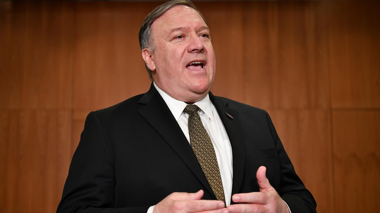 Le secrétaire d'État américain Mike Pompeo en point de presse en marge du dîner de travail des ministres du Conseil de l'Arctique au musée Arktikum à Rovaniemi, Finlande, le 6 mai 2019.