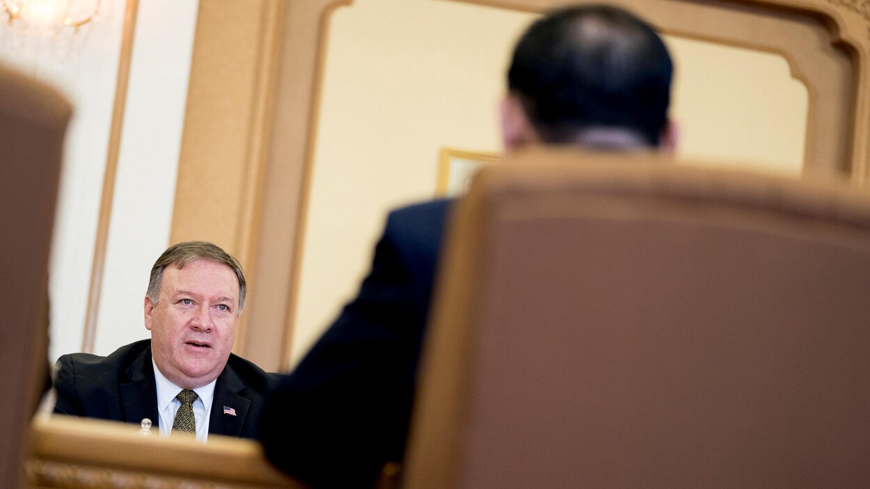 Le secrétaire d'État Mike Pompeo, à gauche, s'entretient avec Kim Yong Chol, au premier plan, un haut responsable du parti au pouvoir en Corée du Nord et ancien chef des services de renseignement, à Pyongyang.