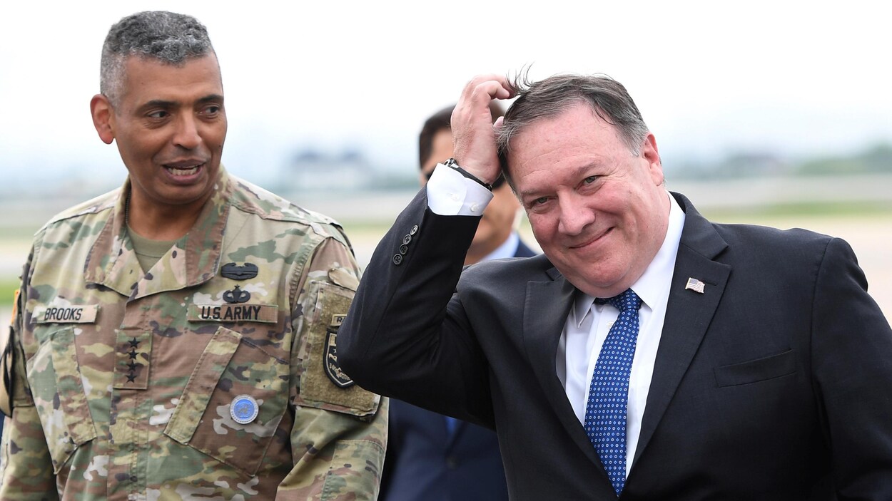 Le secrétaire d'État Mike Pompeo, à son arrivée en Corée du Sud, au côté du général Vincent K. Brooks. Il estime que l'essentiel de la dénucléarisation de la Corée du Nord se fera d'ici deux ans,