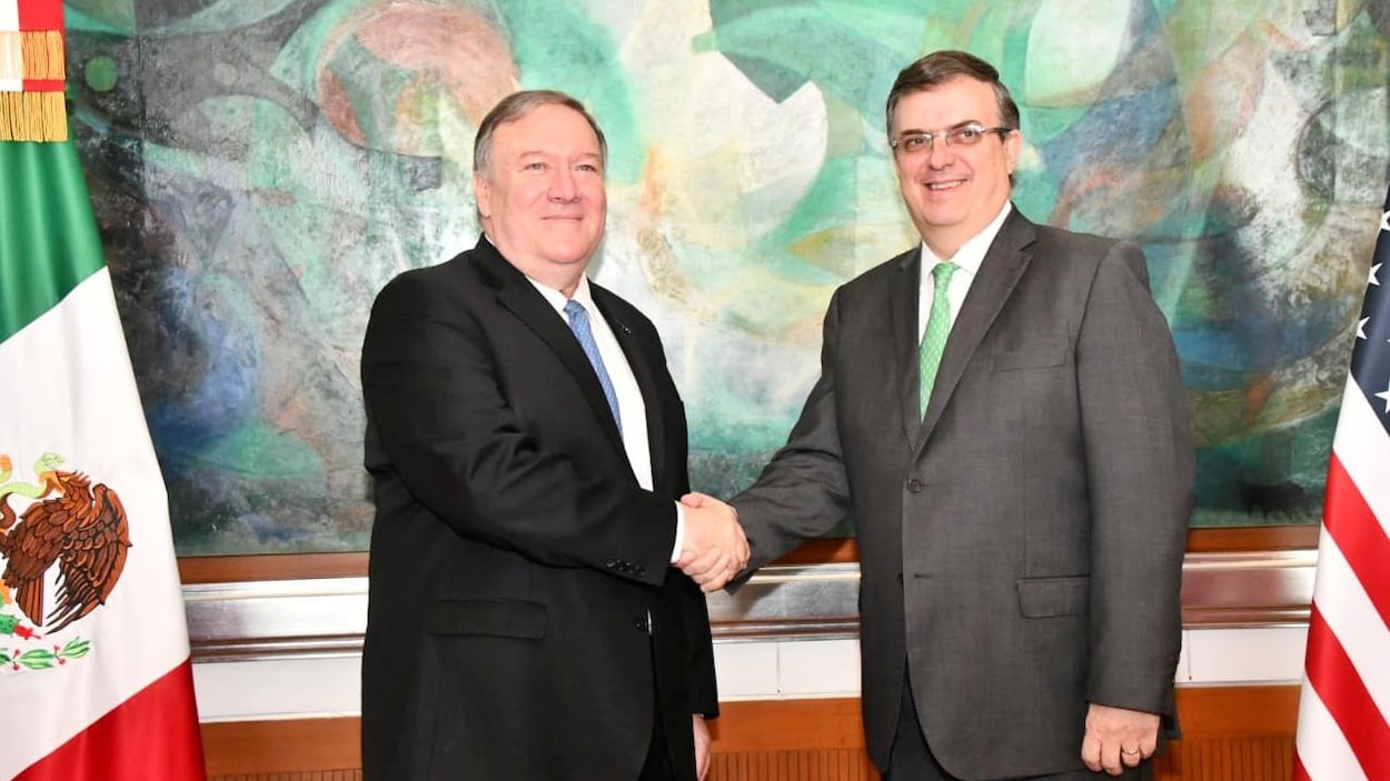 Mike Pompeo et Marcelo Ebrard se serrent la main devant des photographes.