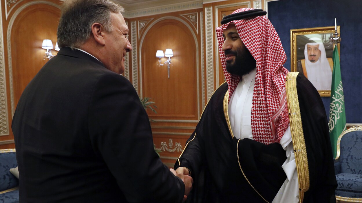 Mike Pompeo et Mohammed ben Salmane se serrent la main.