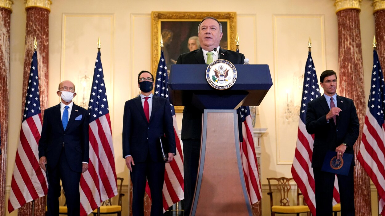 Mike Pompeo parle en conférence de presse accompagné d'autres membres de l'administration Trump.
