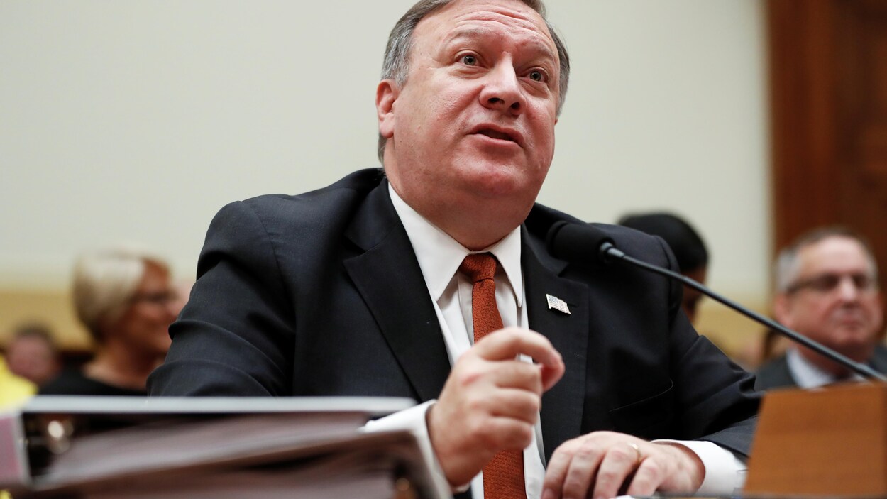 Mike Pompeo parle dans un micro.