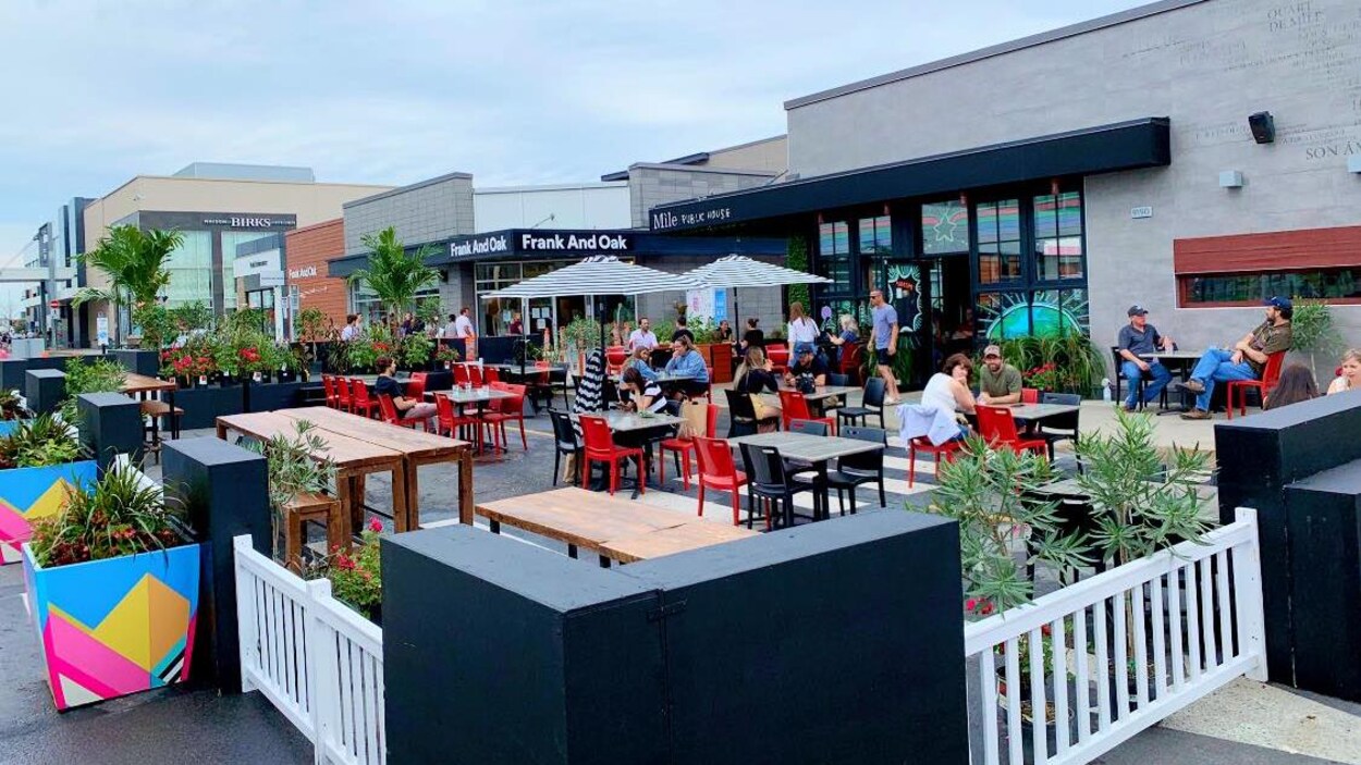 La terrasse est à moitié remplie.