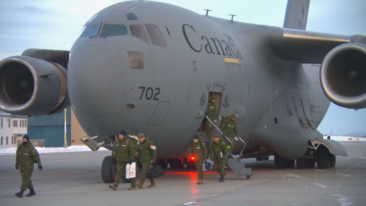 Les militaires qui sortent de l'avion