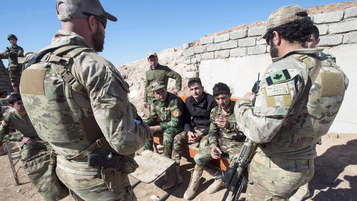 Des militaires discutent.