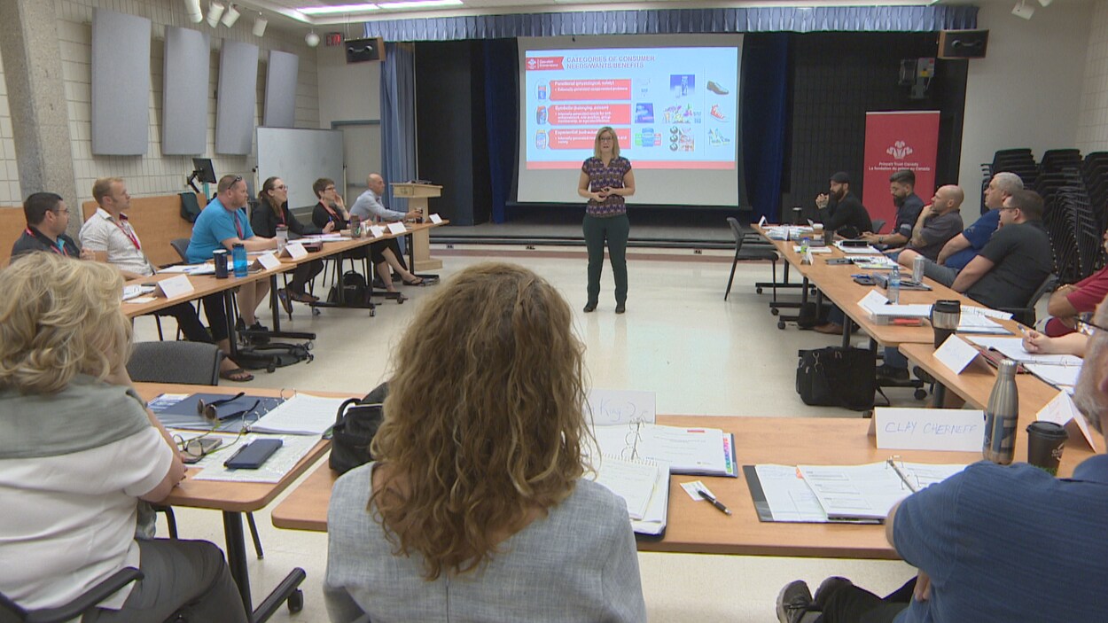Lisa Watson en train de donner une formation à une dizaine de personnes.