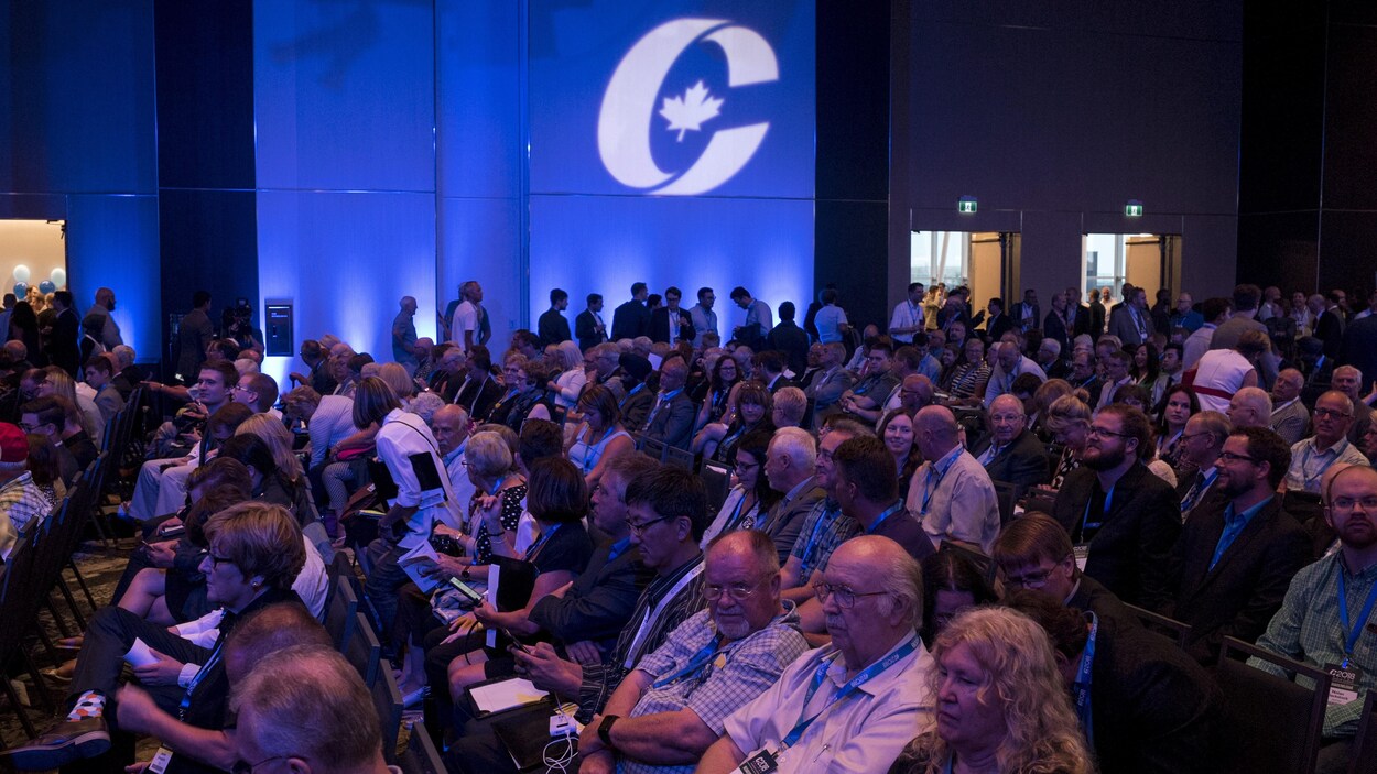 Des militants conservateurs participant au congrès de leur formation à Halifax.