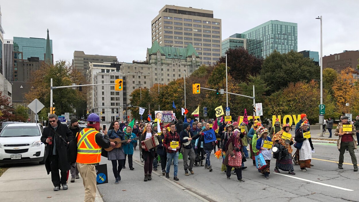 Des gens sur le pont Laurier à Ottawa.