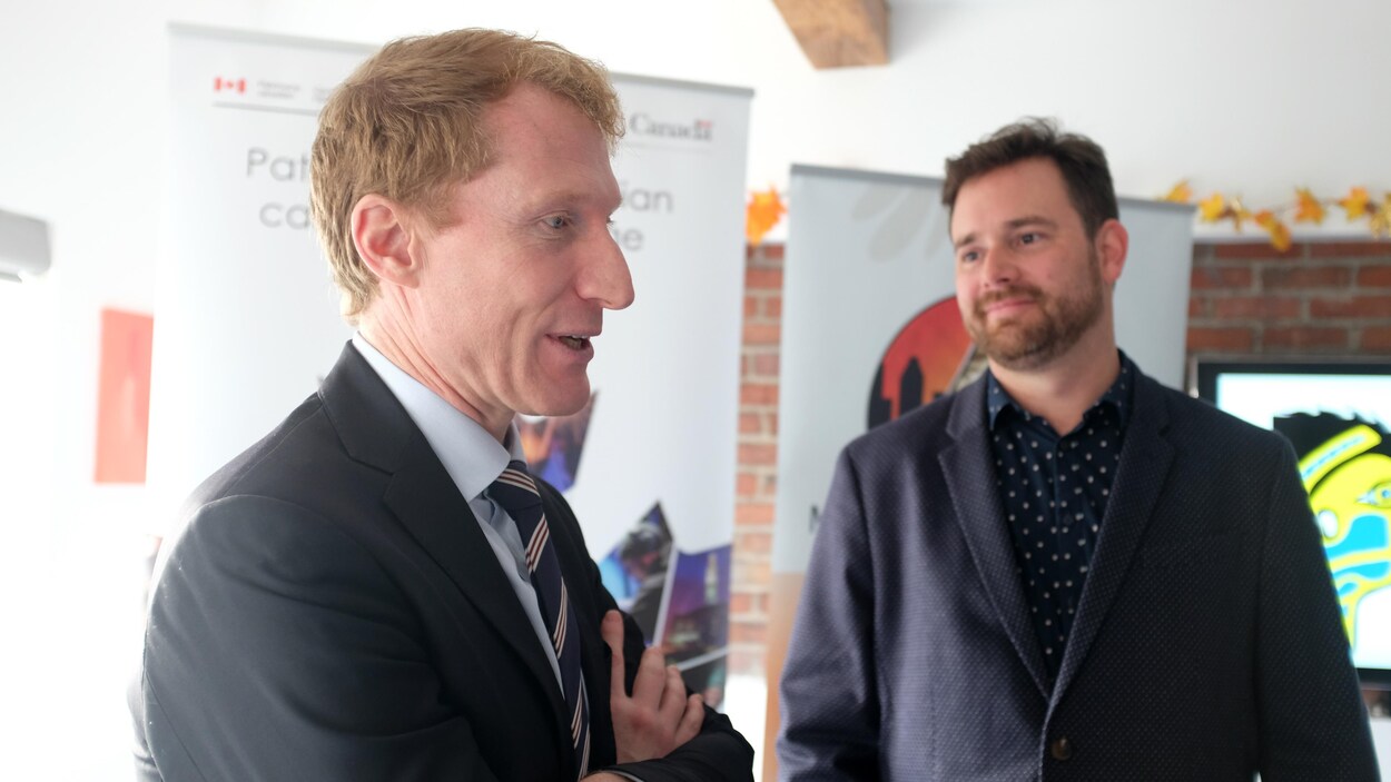 Le député Marc Miller, avec le directeur général de Montréal autochtone, Philippe Meilleur.