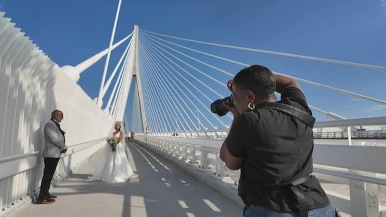 De jeunes mariés se font photographier sur le pont Gordie-Howe