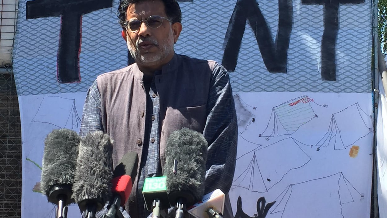 L'ancien rapporteur sur le droit au logement convenable pour l'ONU Miloon Kothari lors d'un point de presse à Vancouver L'ancien rapporteur sur le droit au logement convenable pour l'ONU Miloon Kothari lors d'un point de presse à Vancouver
