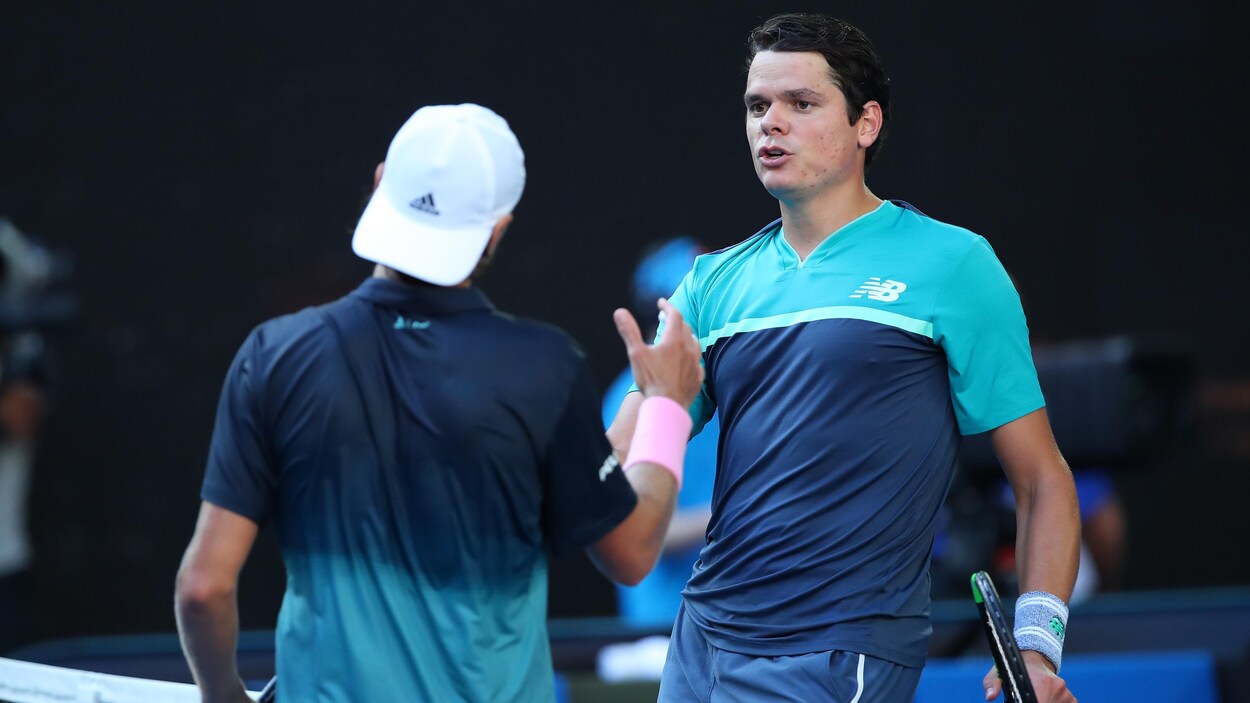 Il donne la main à Lucas Pouille au filet.