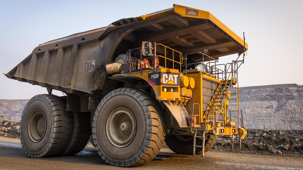 Un camion de 240 tonnes est au fond d'une mine à ciel ouvert.