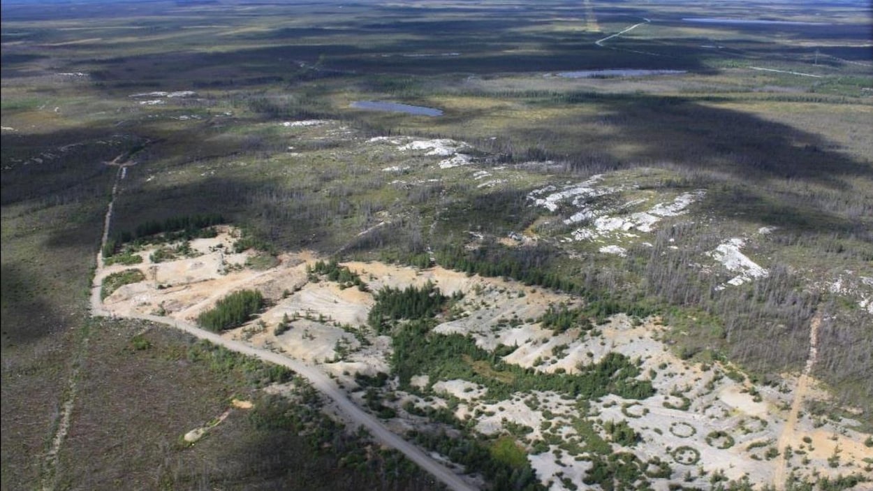 Vue aérienne d'un monticule de pegmatite et du lac Kapisikama en lien avec le projet de mine de lithium Baie-James. Vue aérienne d'un monticule de pegmatite et du lac Kapisikama en lien avec le projet de mine de lithium Baie-James.