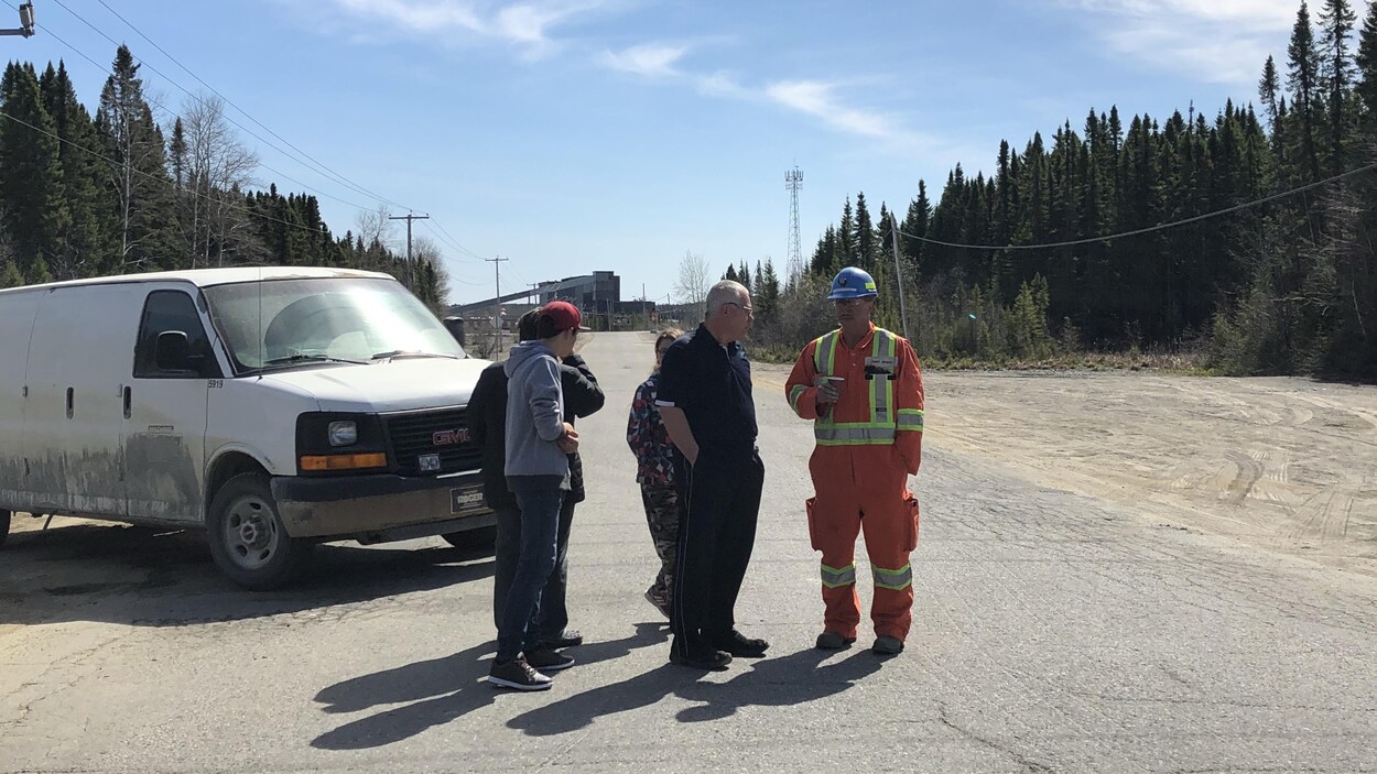 Des gens attendent sur le chemin menant à Mine Matagami. Des gens attendent sur le chemin menant à Mine Matagami.