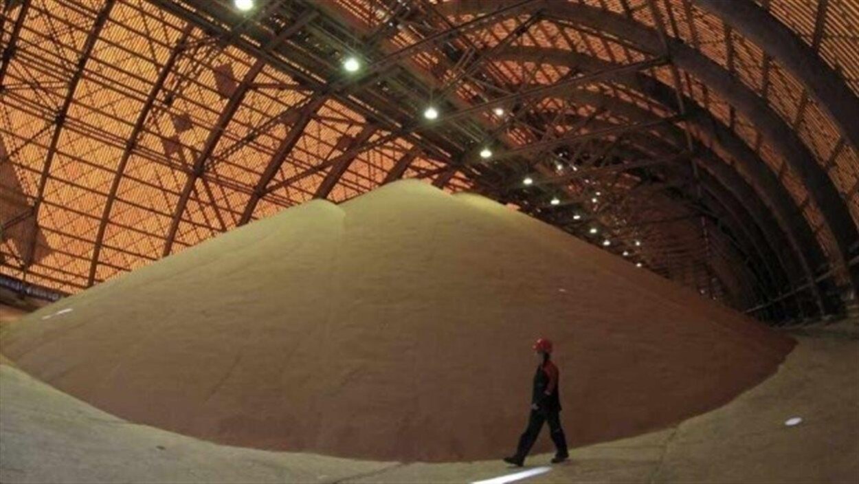 Un travailleur marche dans une mine de potasse.
