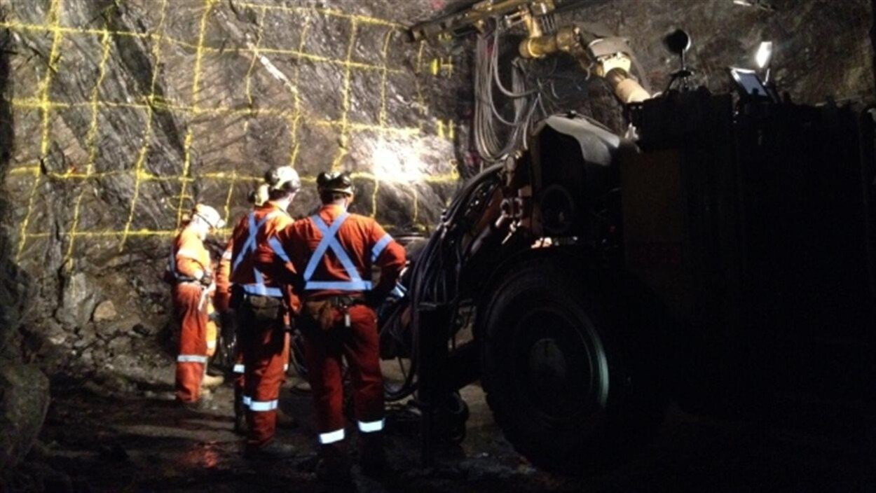 Des mineurs de Vale à l'oeuvre à plus de 1000 mètres sous terre dans le puits de à la mine T-3 à Thompson.