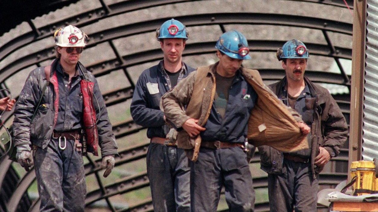 Des travailleurs sortent de la mine de charbon le 15 mai 1992. Quelques jours plus tôt, 26 de leurs collègues ont perdu la vie à la suite d'une explosion dans la mine. Des travailleurs sortent de la mine de charbon le 15 mai 1992. Quelques jours plus tôt, 26 de leurs collègues ont perdu la vie à la suite d'une explosion dans la mine.