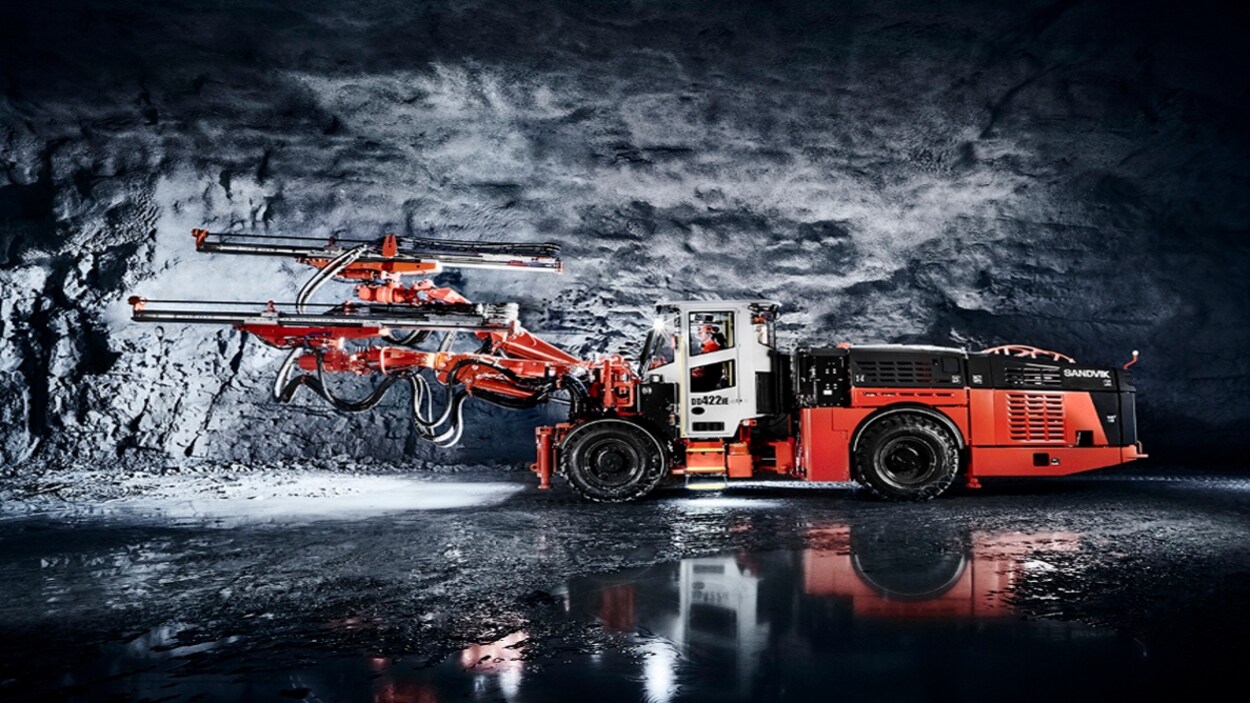 Une machine orange dans une mine.