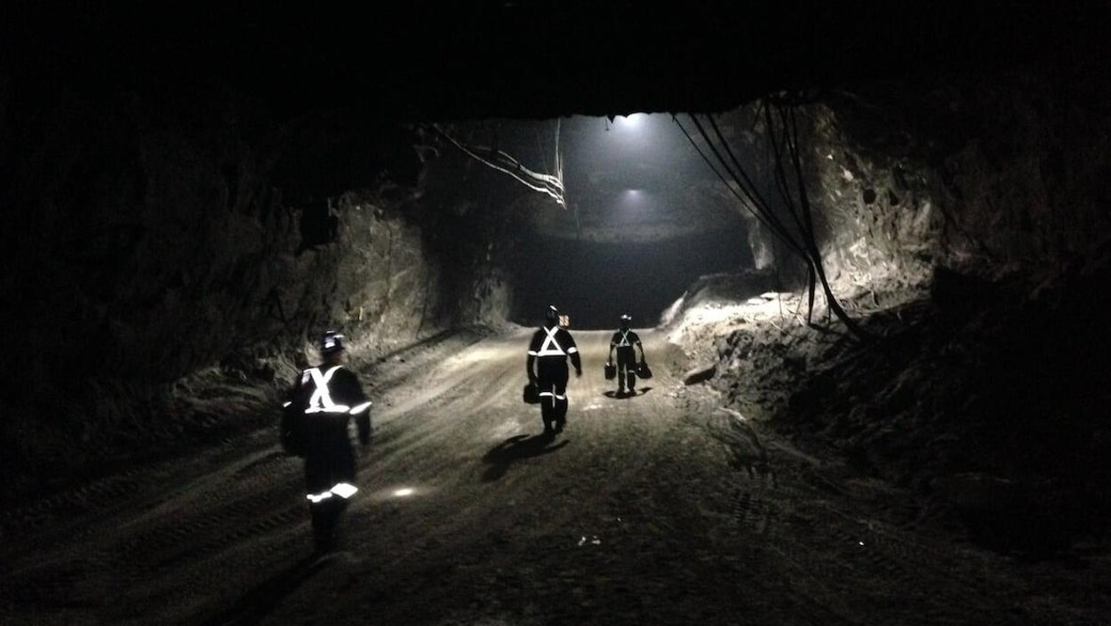 Des travailleurs marchent dans la mine de sel de Goderich.