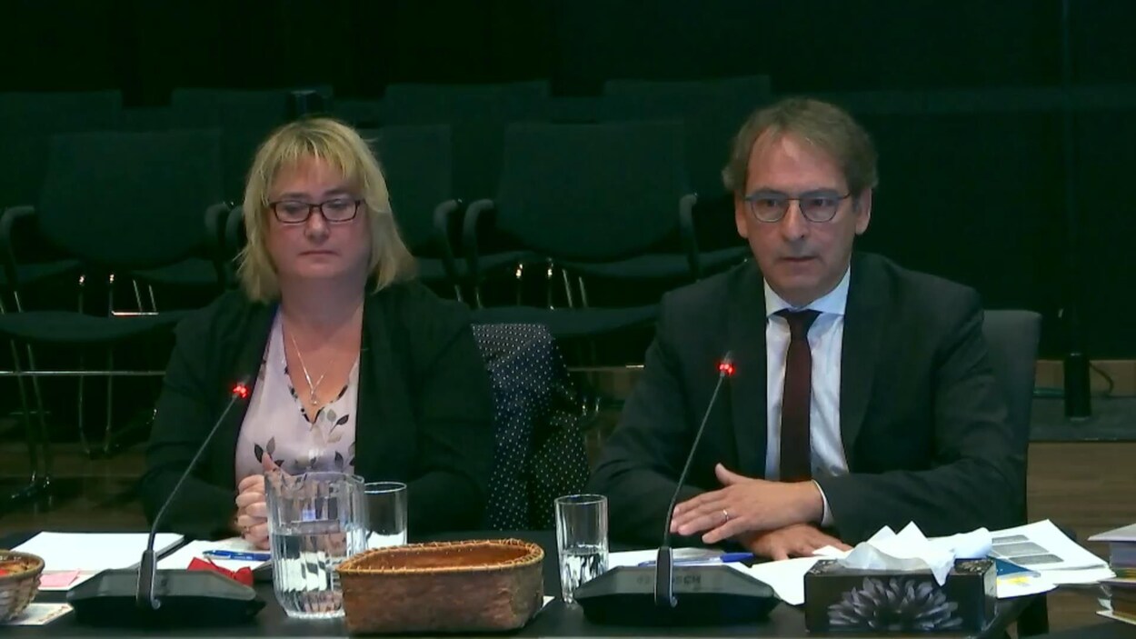 Une femme et un homme témoignent lors d'une commission d'enquête.